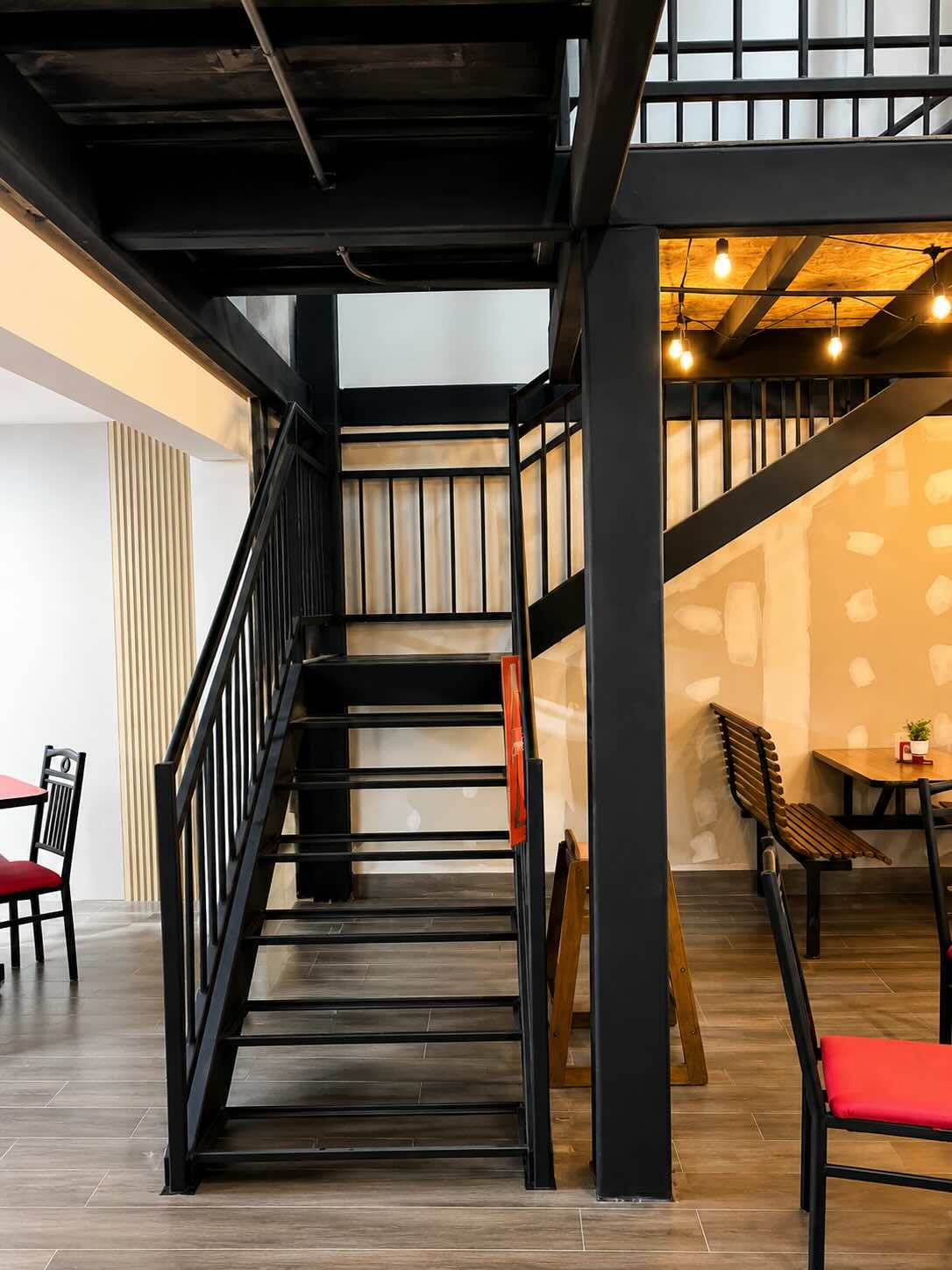 Pérgola metálica contemporánea